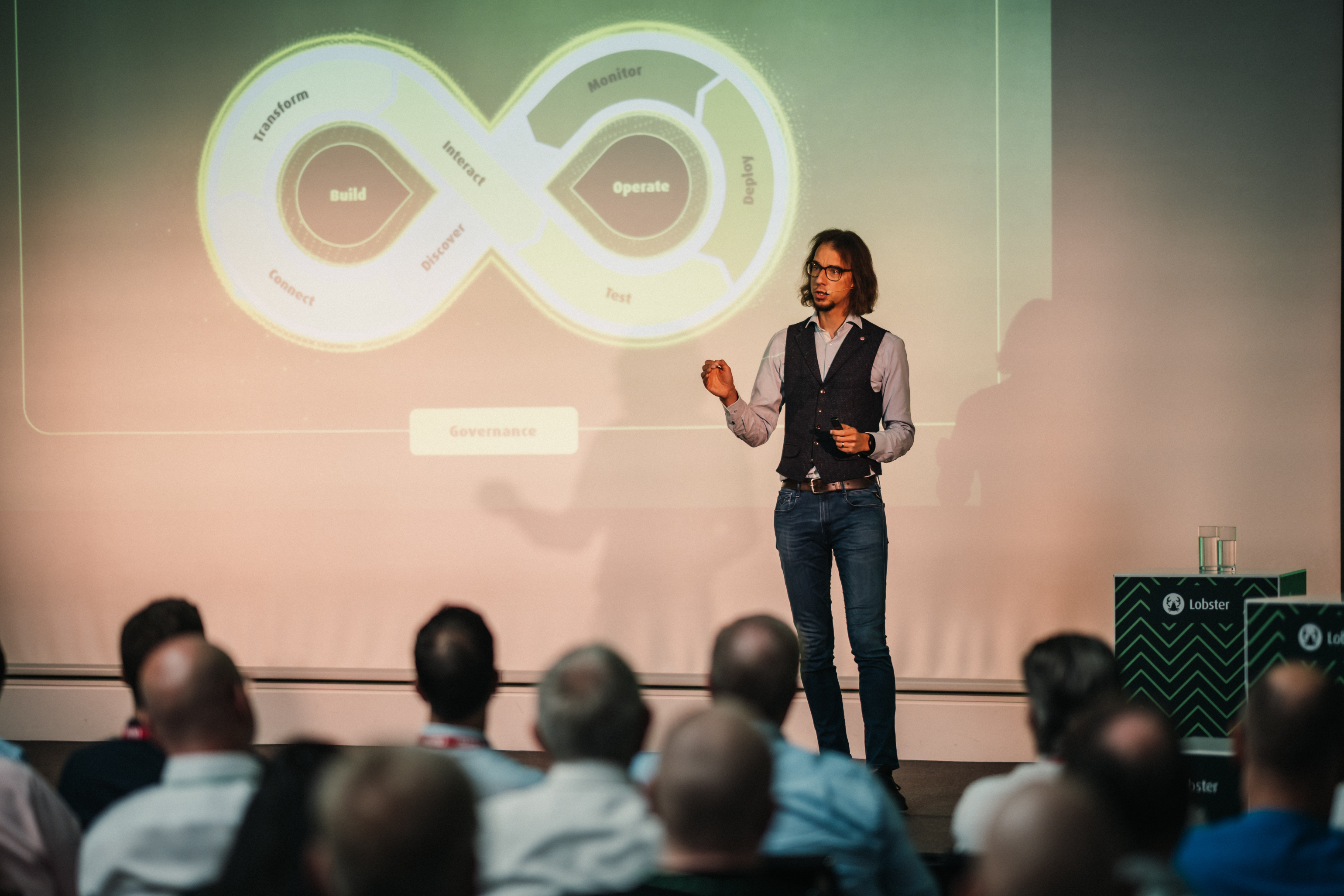 Jethro Borsje presenting on stage
